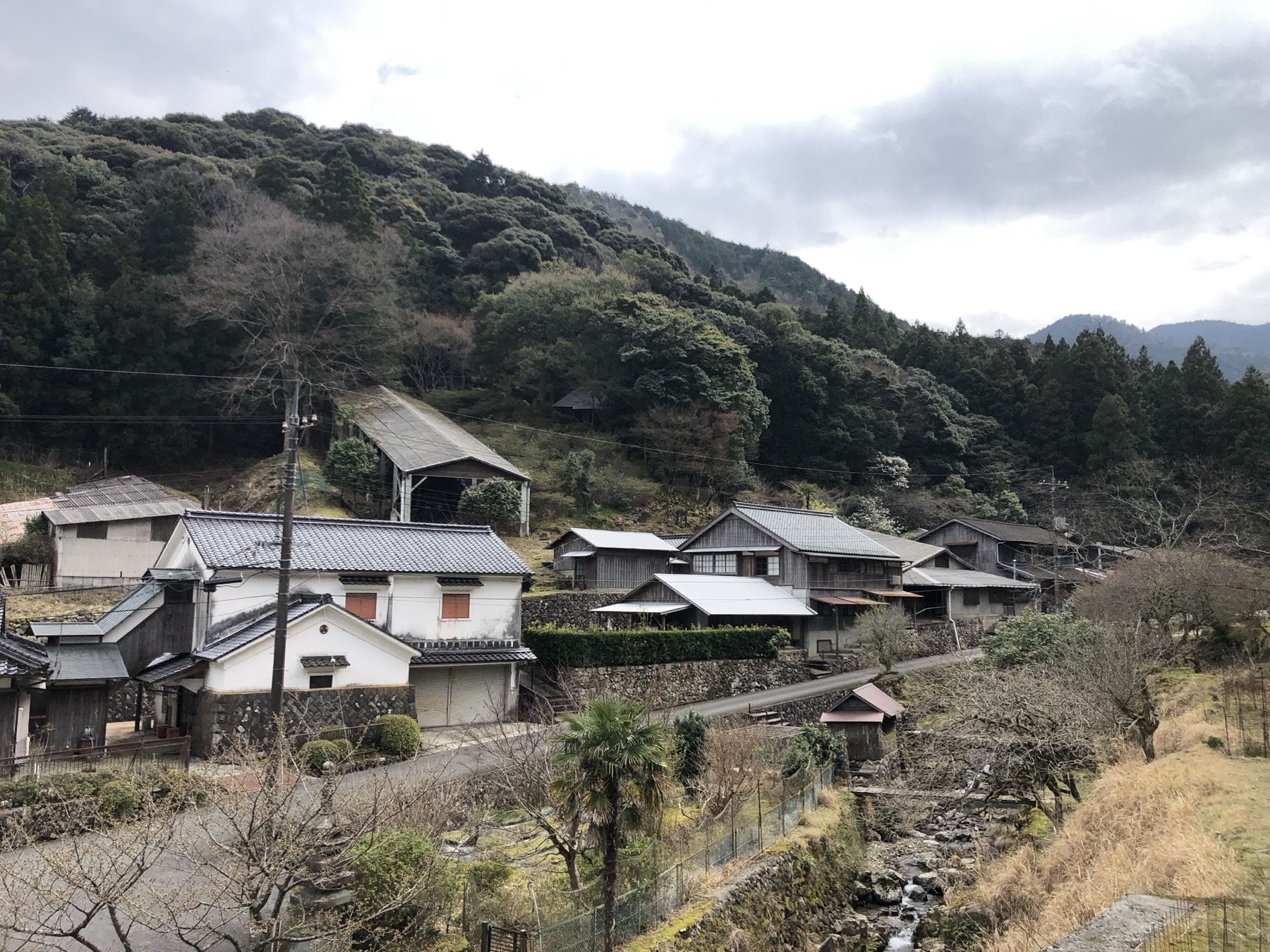 対岸から望む坂倉新兵衛窯